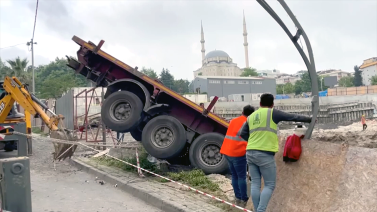 Kontrolden çıkan tır inşaat alanına düştü